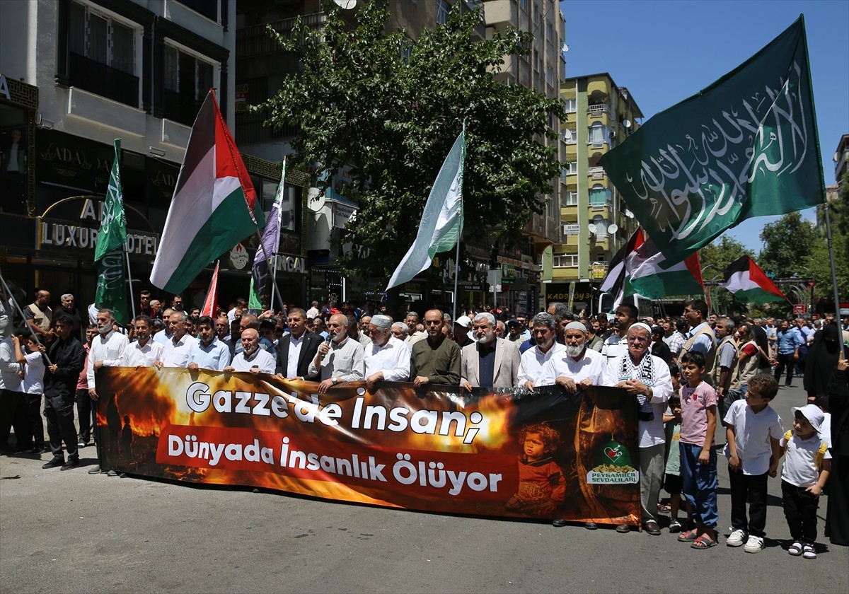 Diyarbakır'da yapılan basın açıklamasıyla, bir mizah dergisinde Hazreti Muhammed'in karikatür...