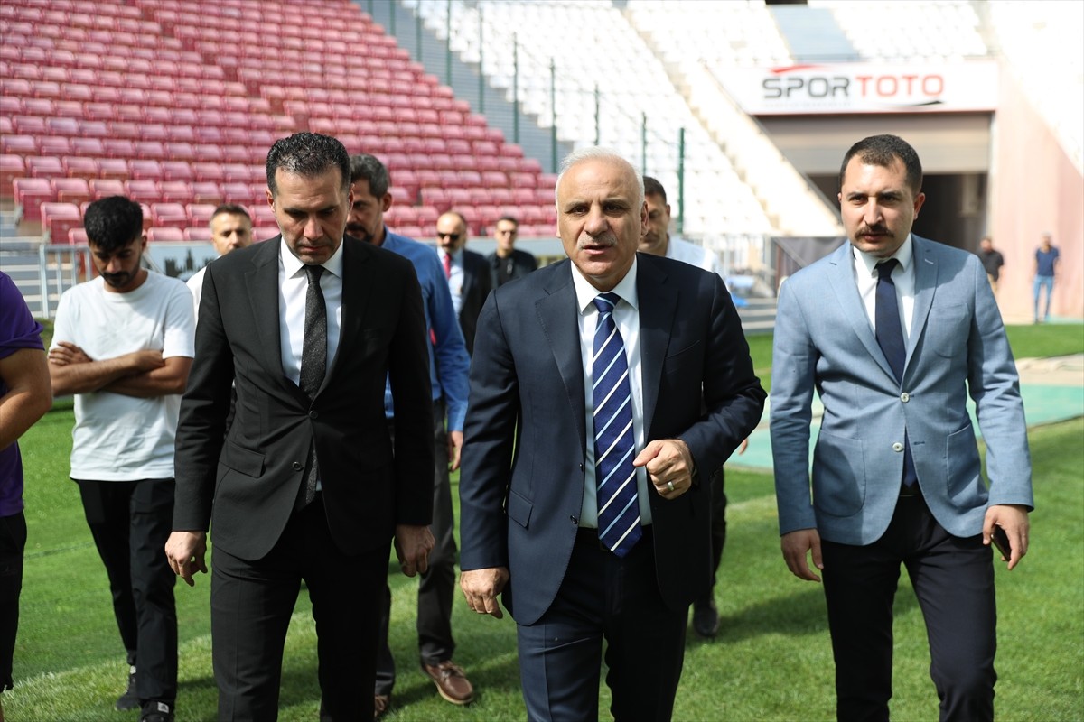 Diyarbakır Valisi Murat Zorluoğlu (ortada), beraberinde Vali Yardımcısı İlyas Öztürk (sağda)...