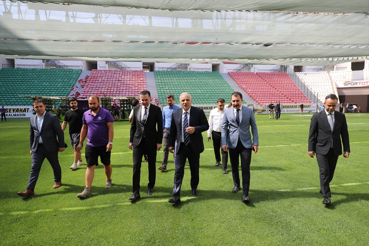 Diyarbakır Valisi Murat Zorluoğlu (ortada), beraberinde Vali Yardımcısı İlyas Öztürk (sağda)...