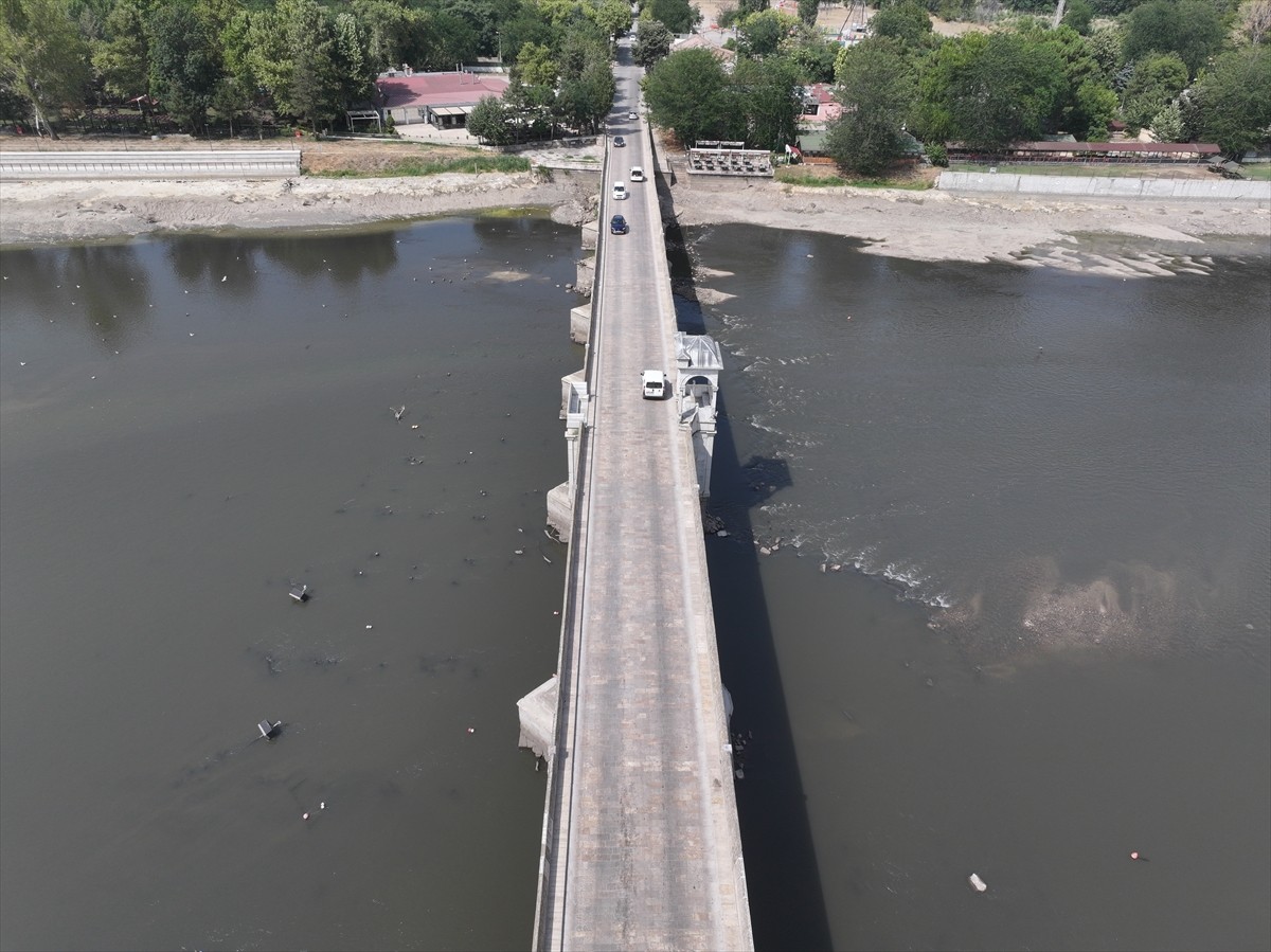 Edirne'de aşırı sıcaklara bağlı buharlaşma nedeniyle su seviyesi azalan Meriç Nehri'nde, asırlar...