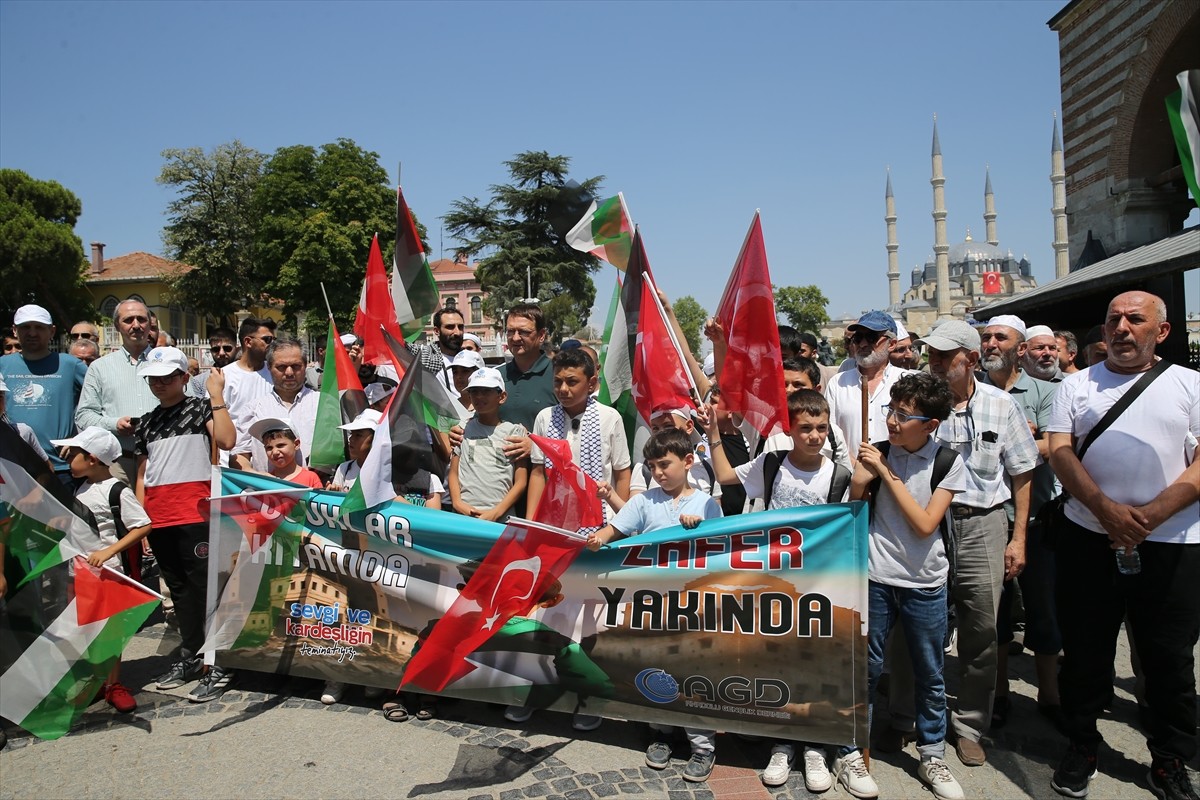 Edirne'de çocuklar Eski Cami önünde, "Çocuklar Kıyamda Zafer Yakında" etkinliği kapsamında...