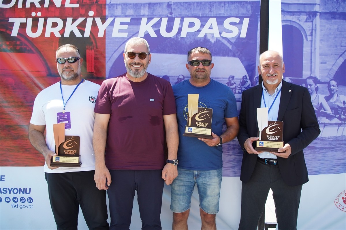 Edirne'de düzenlenen Gençler Türkiye Kupası Kürek Yarışları tamamlandı. Türkiye Kürek Federasyonu...