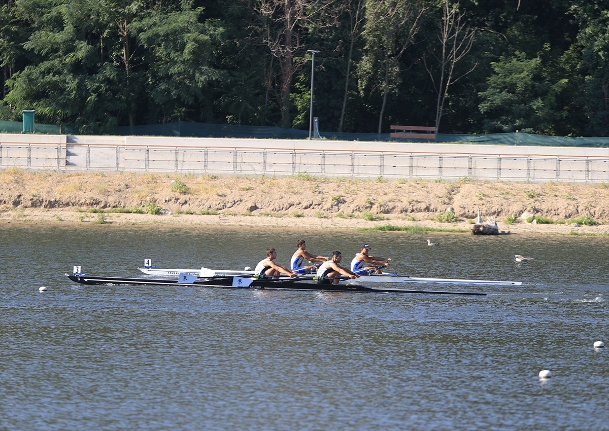 Edirne'de Gençler Türkiye Kupası Kürek Yarışları eleme müsabakaları yapıldı. Türkiye Kürek...