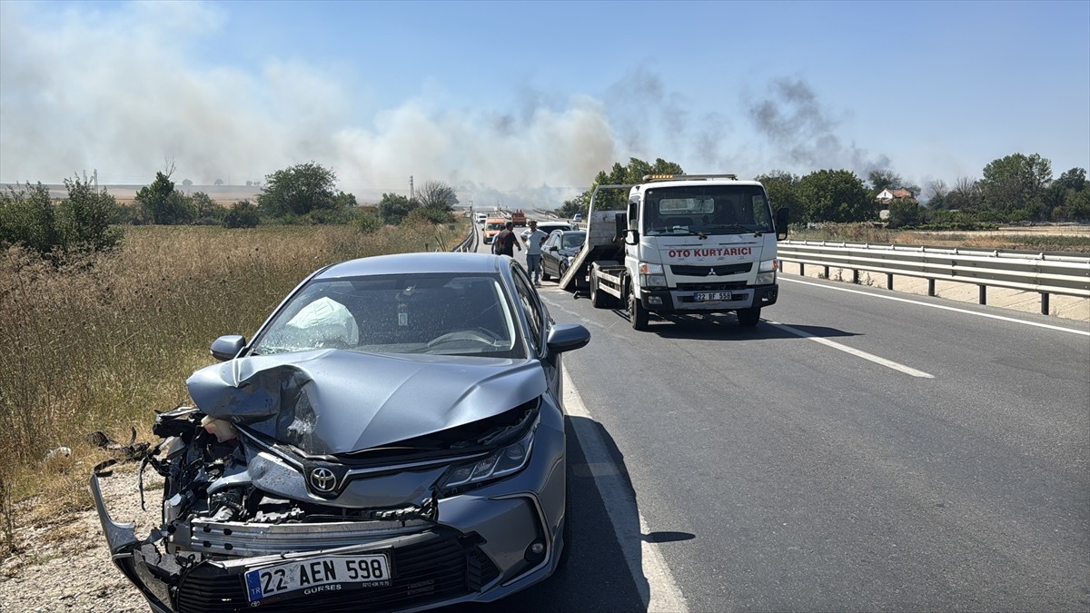 Edirne'de geniş bir alanda etkili olan anız yangınını söndürme çalışmaları devam ediyor. D-100...