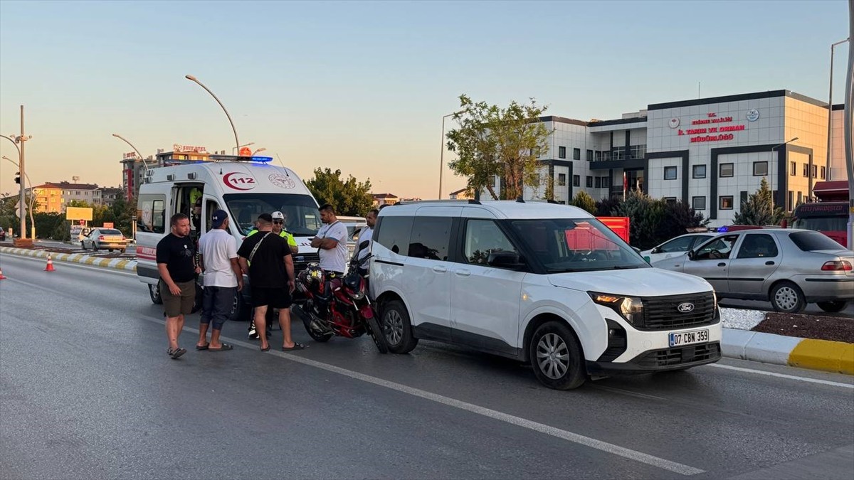 Edirne'de motosikletle hafif ticari aracın karıştığı kazada motosiklet sürücüsü yaralandı. Olay...