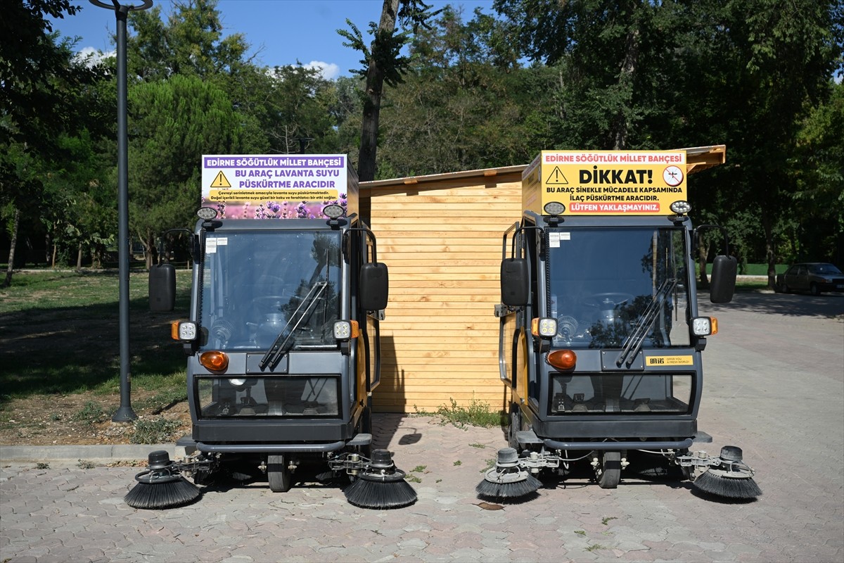 Edirne'de Söğütlük Millet Bahçesi'ne gelenler, lavanta suyu püskürten araçlar yardımıyla...
