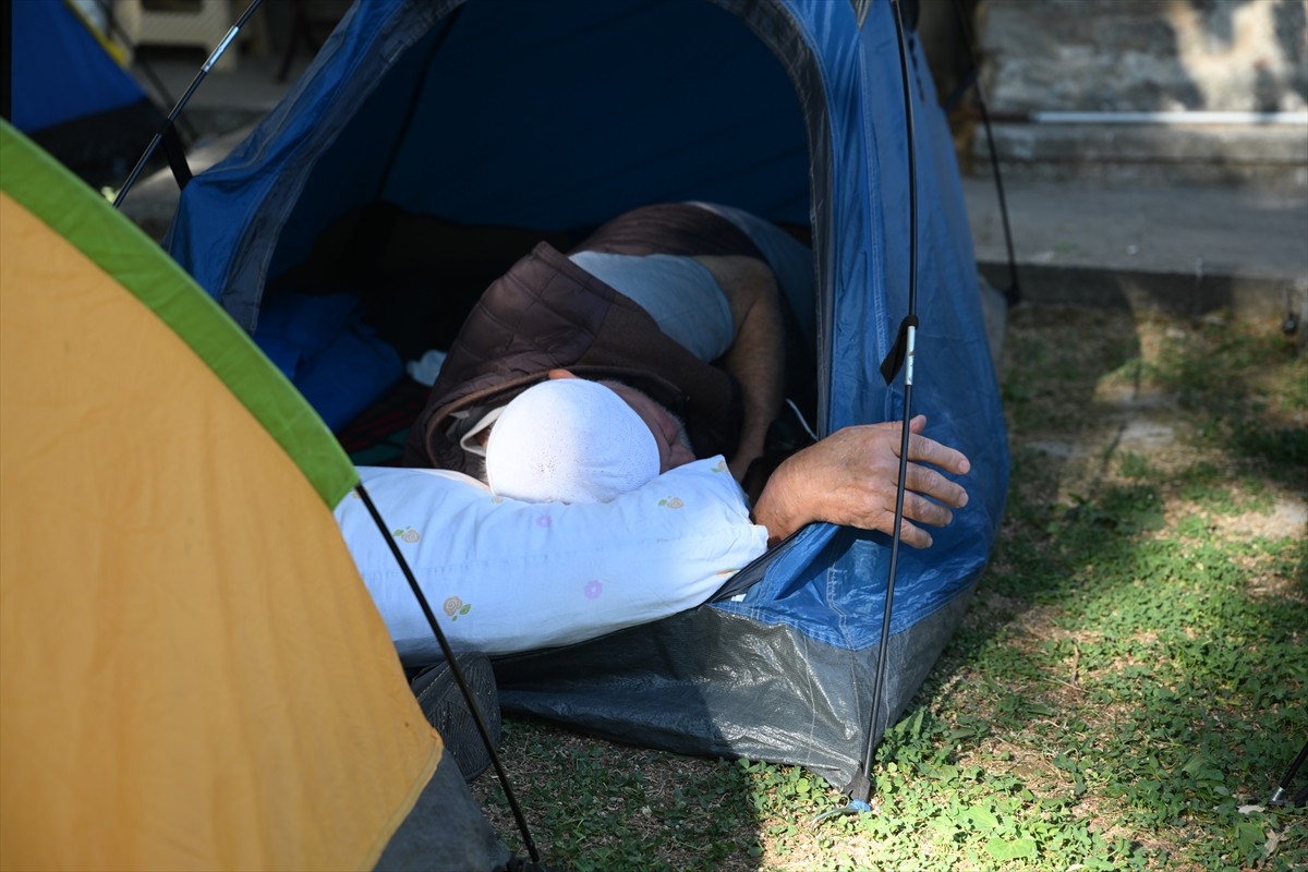 Edirne'ye 664. Tarihi Kırkpınar Yağlı Güreşleri'ni izlemeye gelenlerden bazıları, otellerde yer...