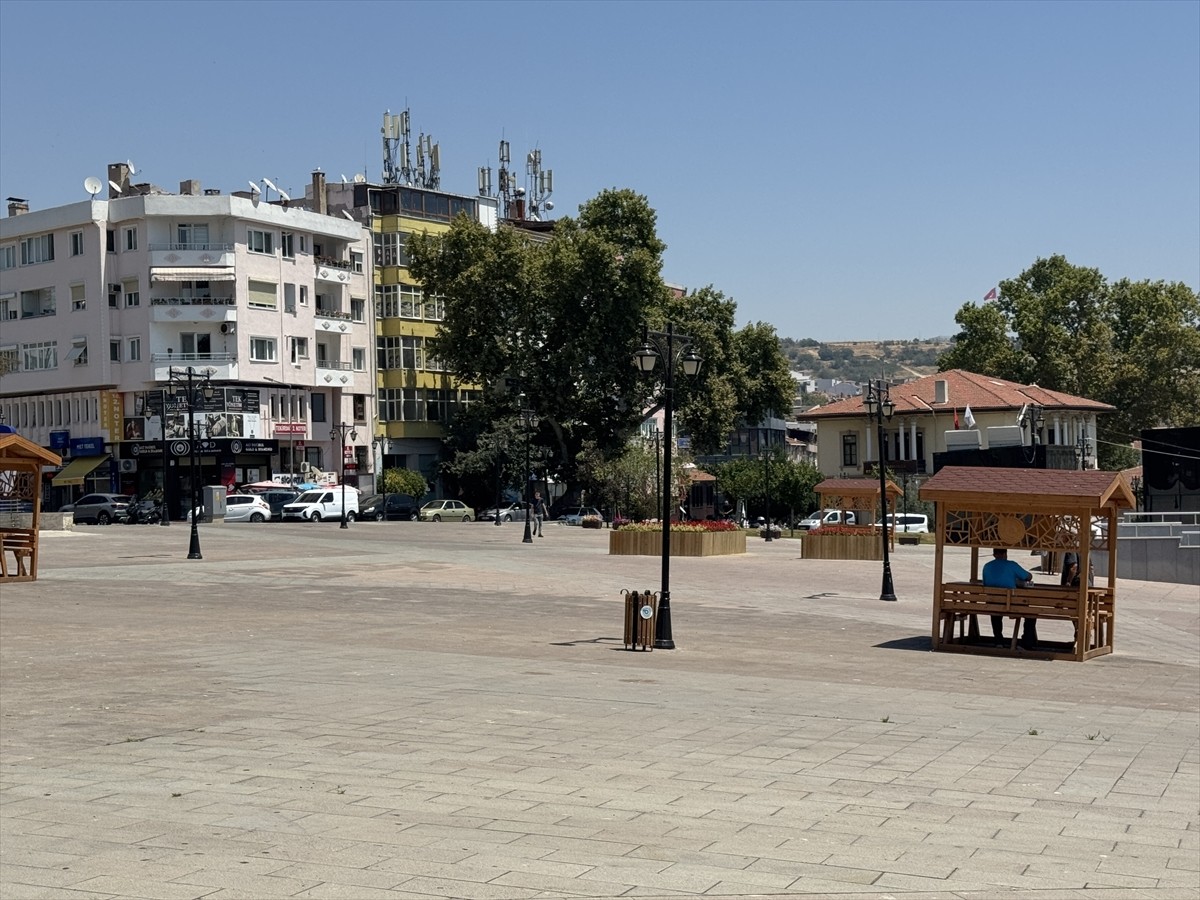 Edirne, Kırklareli ve Tekirdağ'da etkili olan sıcak hava günlük yaşamı olumsuz etkiliyor....