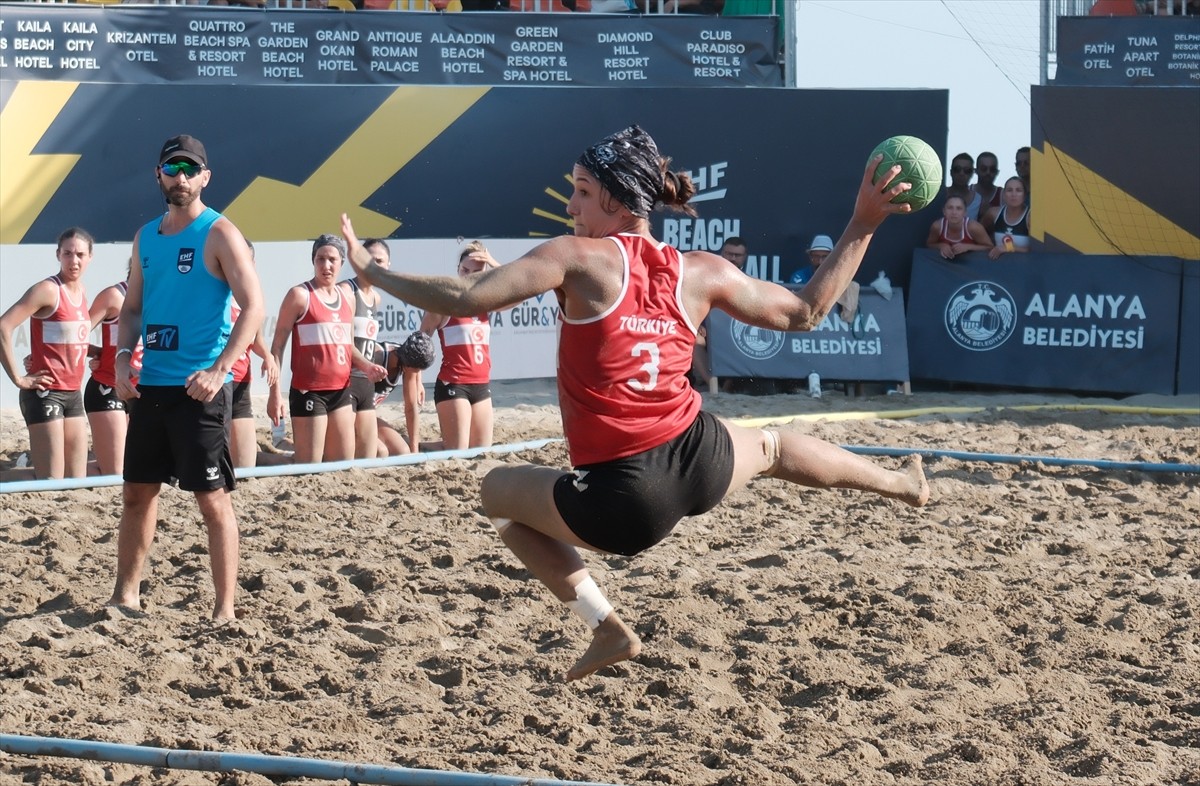 EHF Avrupa Plaj Hentbolu Şampiyonası, Antalya'nın Alanya ilçesinde grup maçlarıyla devam ediyor. A...