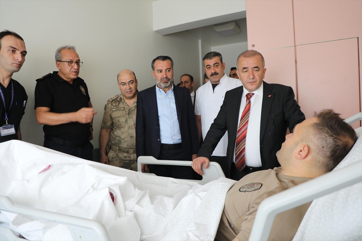  Elazığ'da havaya rastgele ateş açan ve bir polis memurunu yaralayan zanlı etkisiz hale getirildi....