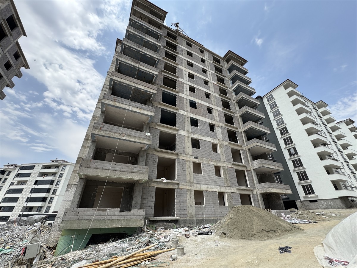  Elazığ'da inşaattan düşen işçi hayatını kaybetti.
