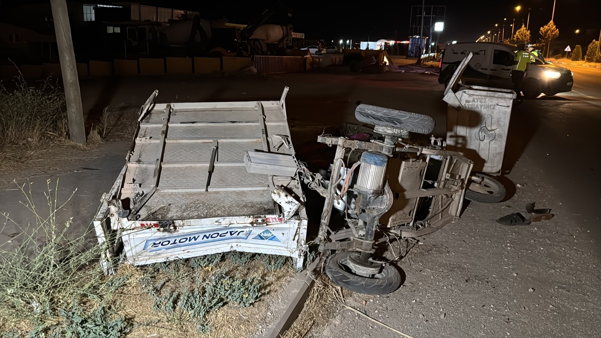 Elazığ'da üç tekerlekli motosiklet ile otomobilin çarpıştığı kazada 2'si ağır 3 kişi...