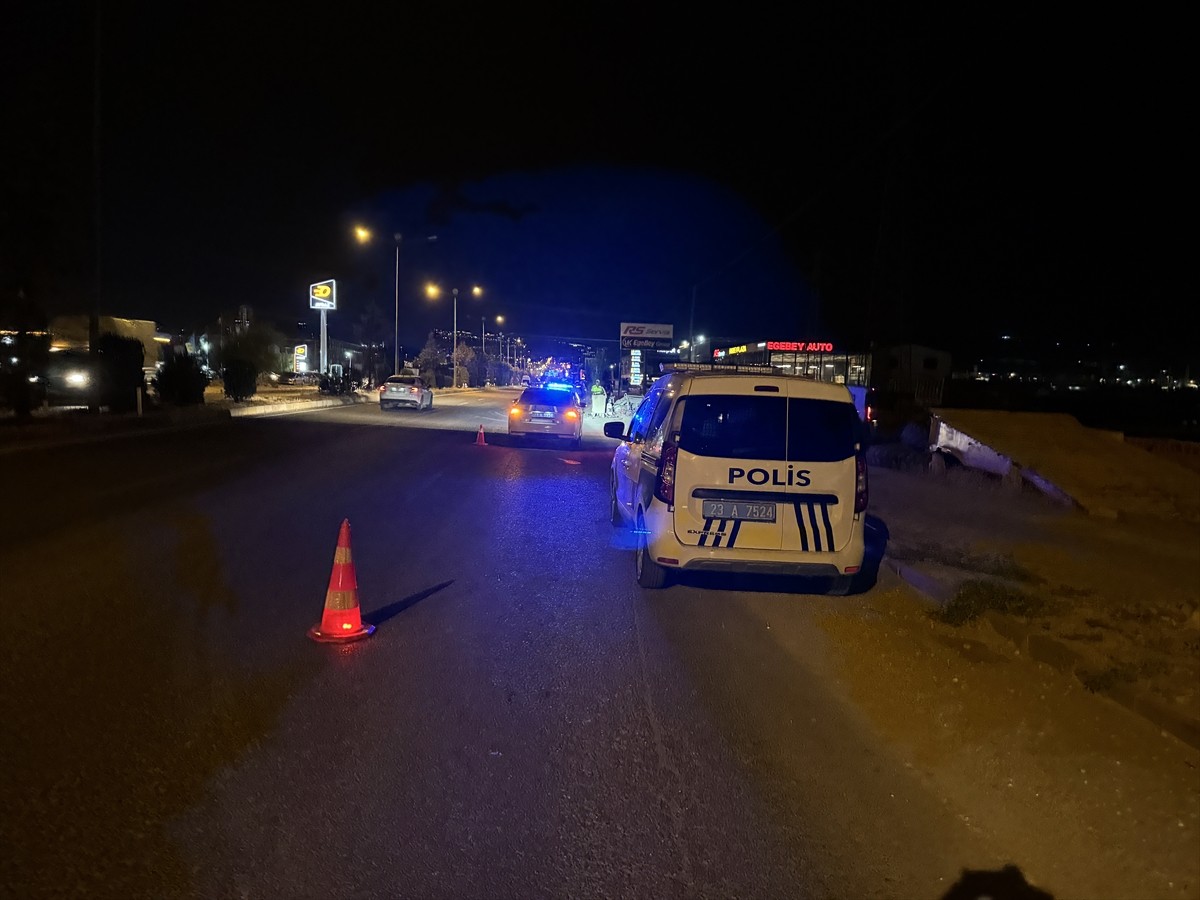 Elazığ'da üç tekerlekli motosiklet ile otomobilin çarpıştığı kazada 2'si ağır 3 kişi...