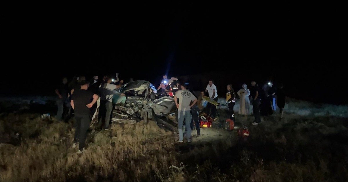 Elazığ'ın Karakoçan ilçesinde şarampole devrilen otomobildeki 2 kişi hayatını kaybetti, 3 kişi...