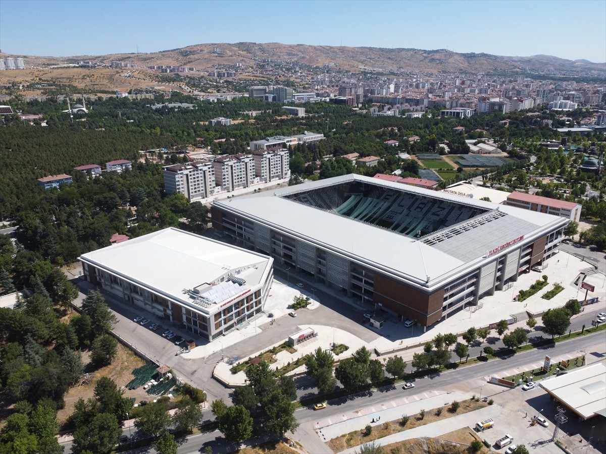 Elazığ Atatürk Stadyumu, bünyesinde oluşturulan salonlarda yıl boyu 21 branştan binlerce spor...