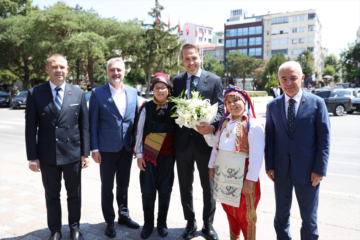 Enerji ve Tabii Kaynaklar Bakanı Alparslan Bayraktar, Kırklareli Valiliğini ziyaret etti. Bakan...