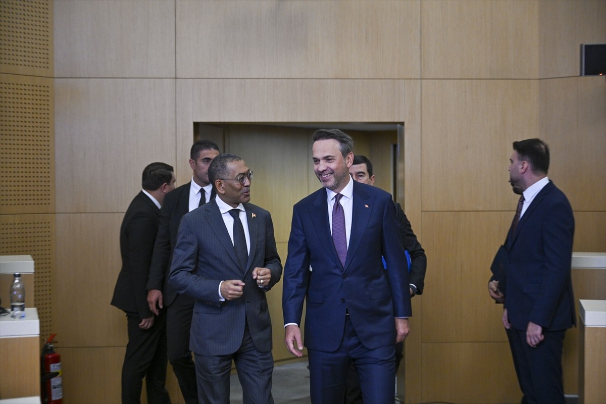 Enerji ve Tabii Kaynaklar Bakanı Alparslan Bayraktar (sağda) ile Angola Cumhuriyeti Maden...