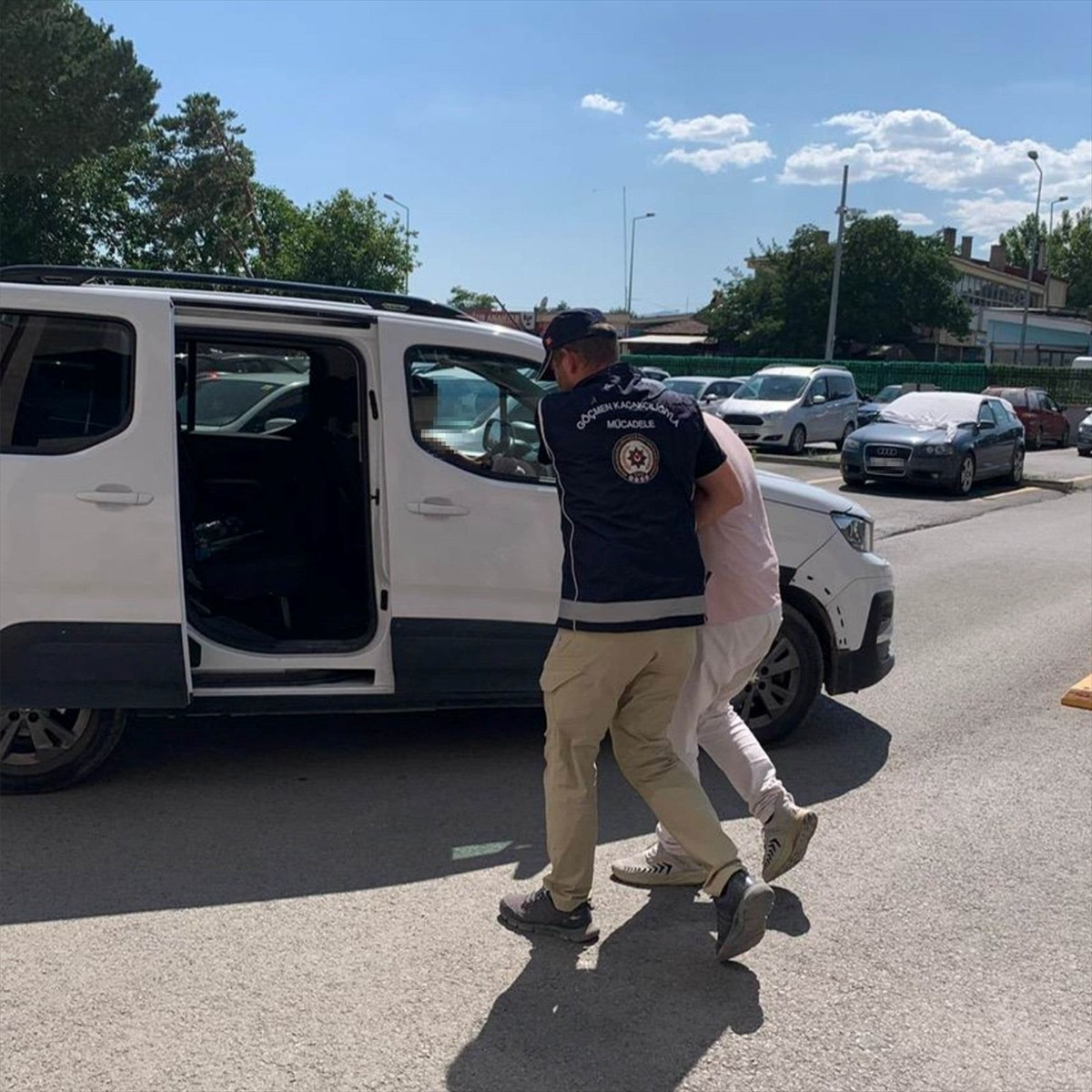 Erzincan'da 24 düzensiz göçmen yakalandı, göçmen kaçakçılığı iddiasıyla gözaltına alınan 2 şüpheli...