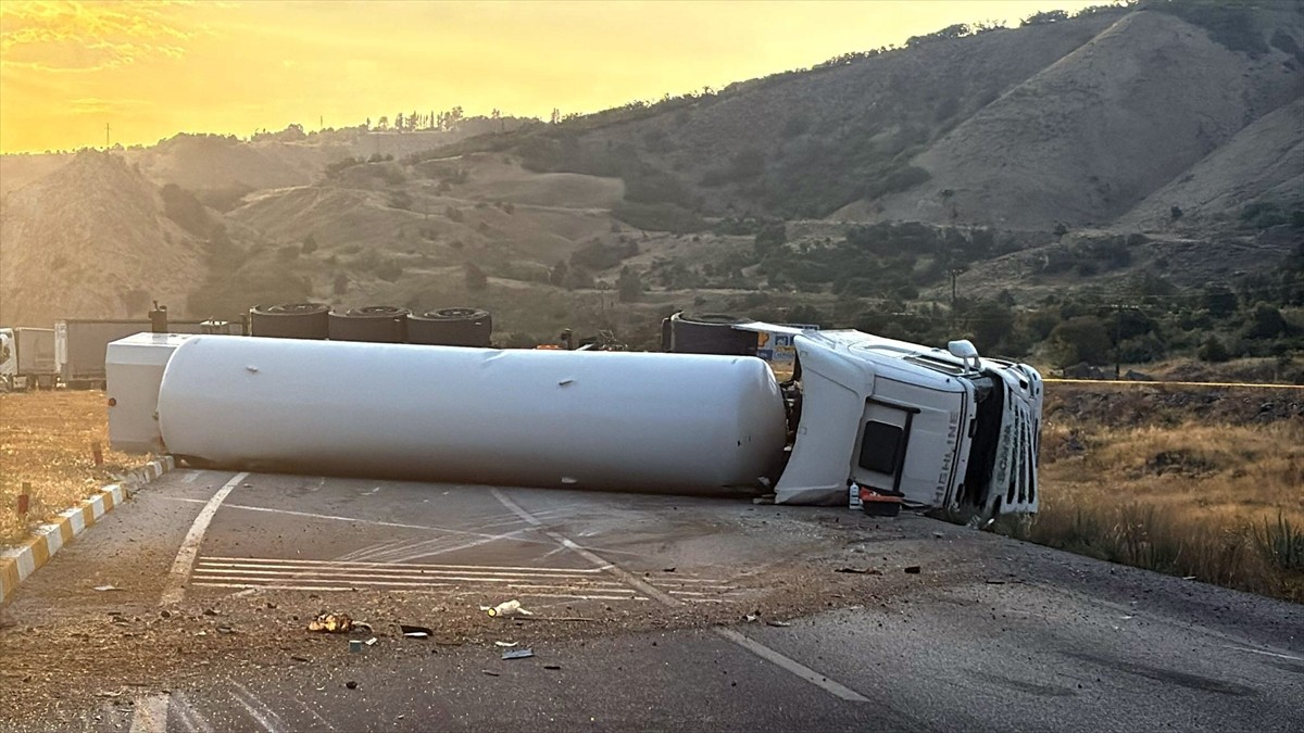 Erzincan'da kimyasal gaz yüklü tırın devrilmesi sonucu Erzincan-Erzurum kara yolu kısa süreli araç...