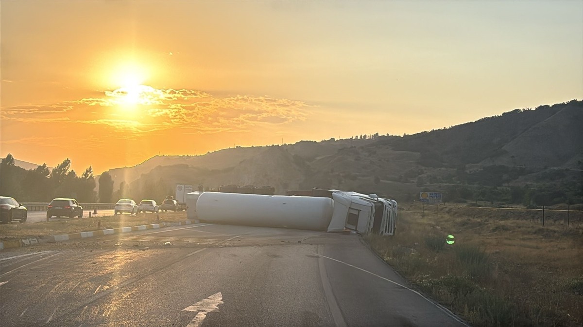 Erzincan'da kimyasal gaz yüklü tırın devrilmesi sonucu Erzincan-Erzurum kara yolu kısa süreli araç...