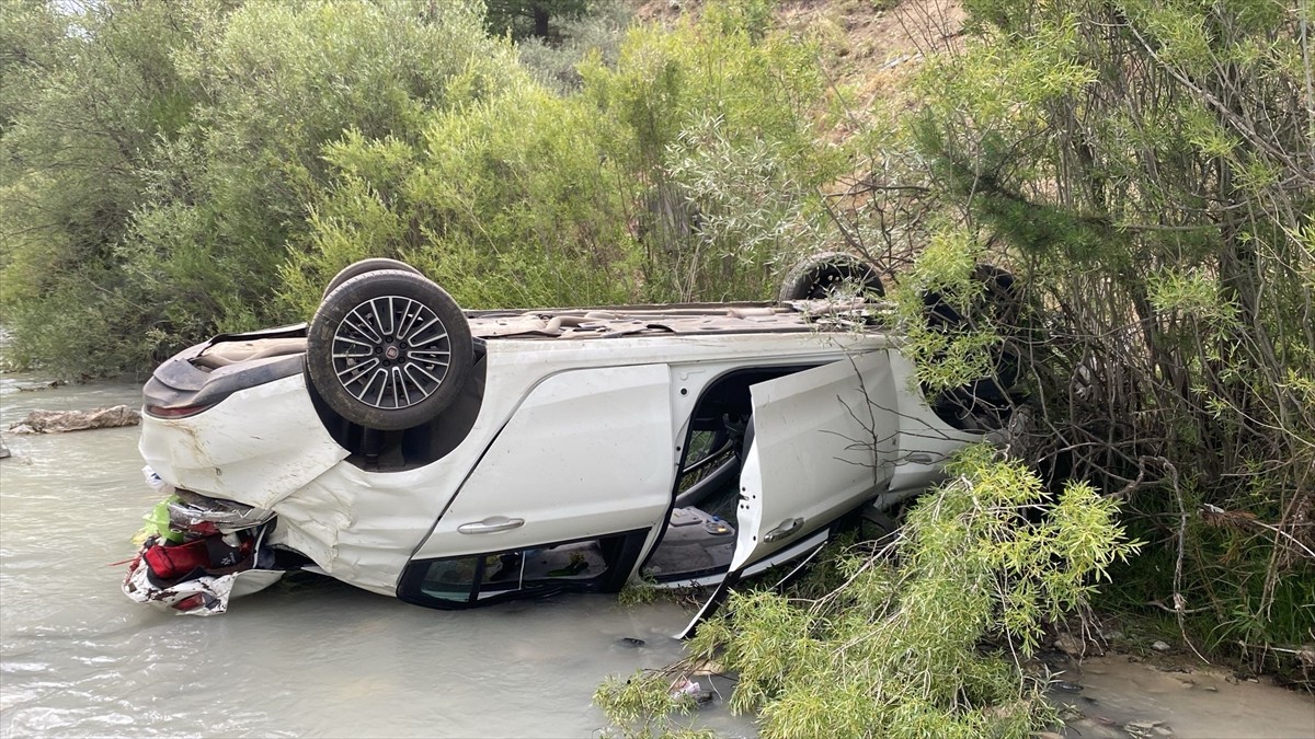 Erzincan'da otomobilin dereye devrilmesi sonucu 4 kişi yaralandı.