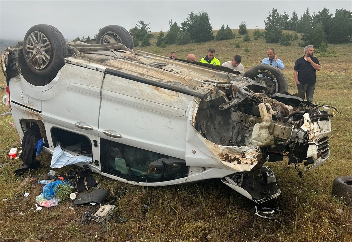 Erzincan'da yoldan çıkıp takla atan hafif ticari araçtaki 2'si çocuk 6 kişi yaralandı. Kaza yerine...