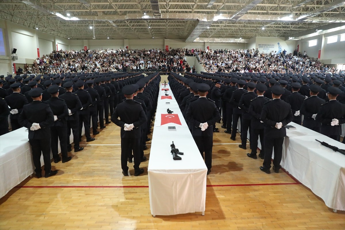 Erzincan Polis Meslek Eğitim Merkezi'nde (POMEM) eğitimlerini tamamlayan 449 polis adayı yemin...