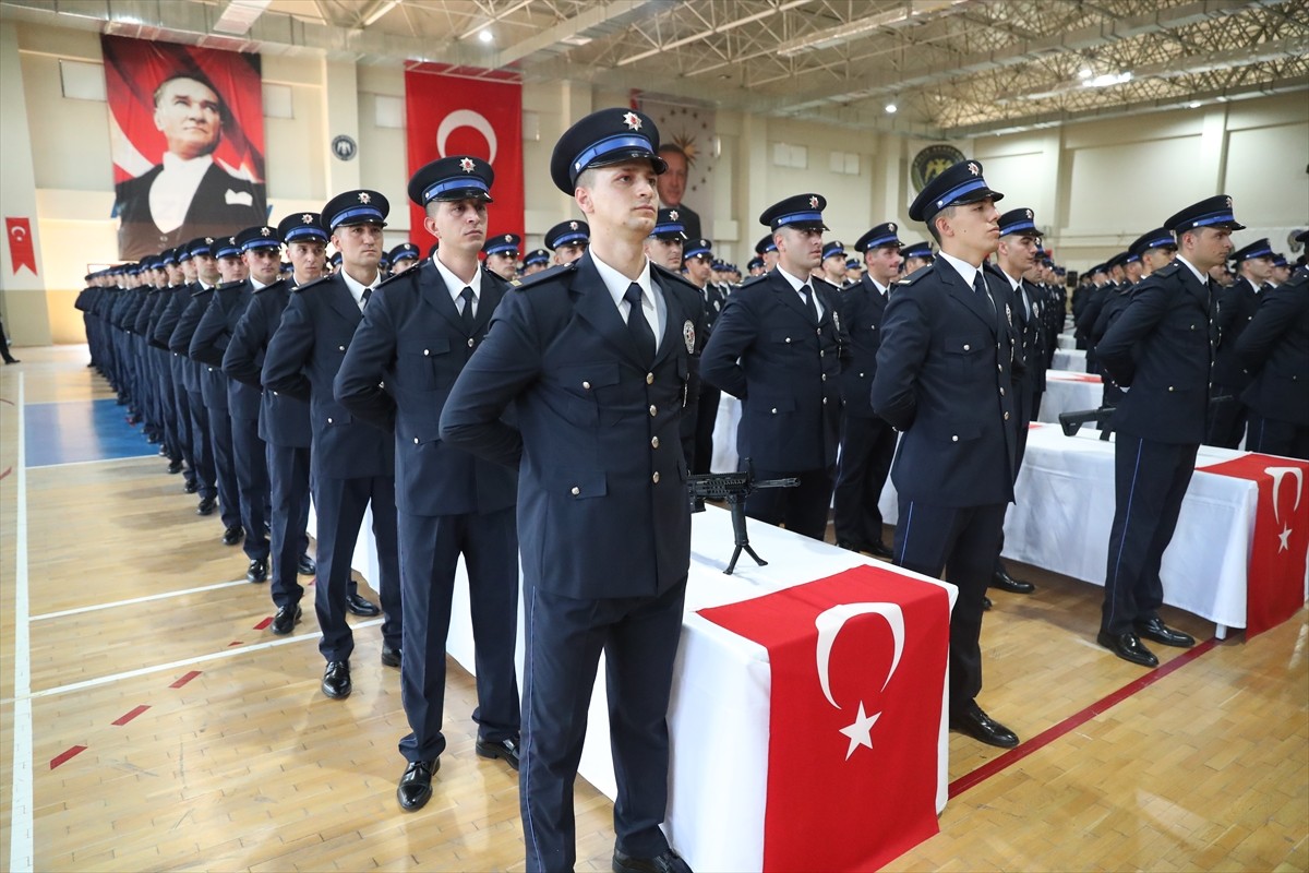 Erzincan Polis Meslek Eğitim Merkezi'nde (POMEM) eğitimlerini tamamlayan 449 polis adayı yemin...