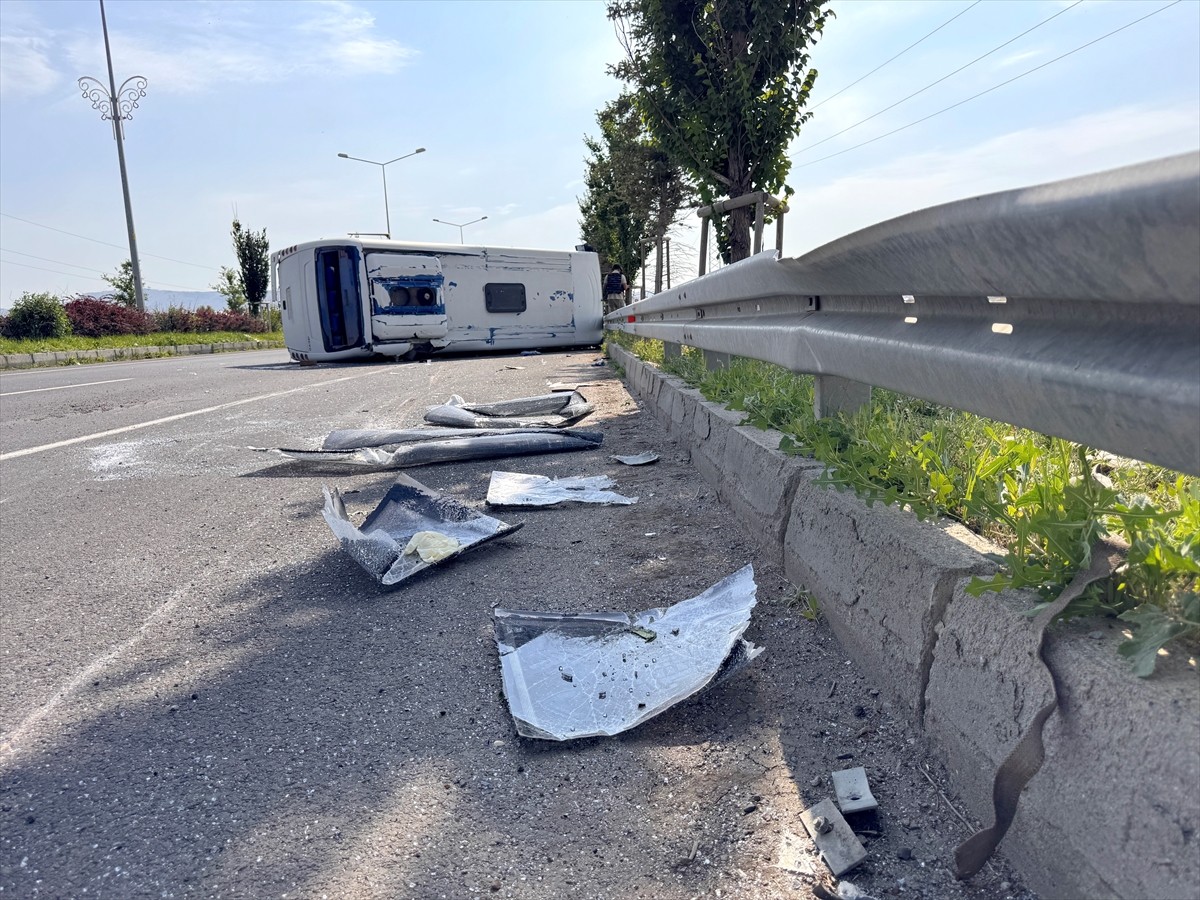 Erzurum'da, askeri personel taşıyan servis midibüsünün devrildiği kazada 13 kişi hafif...