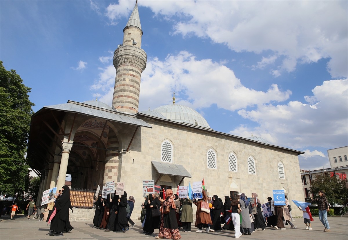 Erzurum'da hekim ve sağlık çalışanları, İsrail'in Gazze'ye yönelik saldırılarını protesto etmek ve...