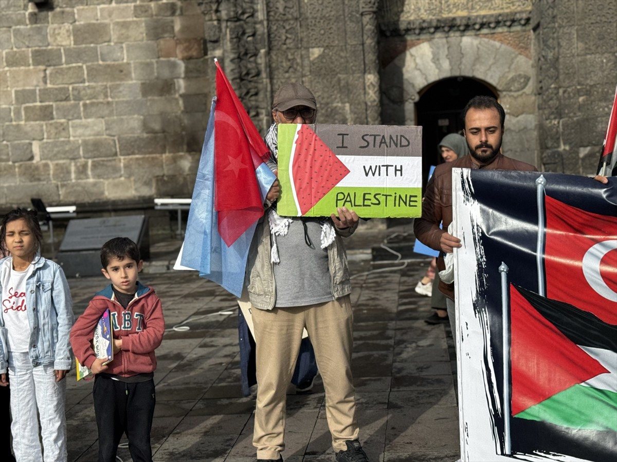 Erzurum'da hekim ve sağlıkçılar, İsrail'in Gazze'ye yönelik saldırılarını protesto etmek ve zulme...
