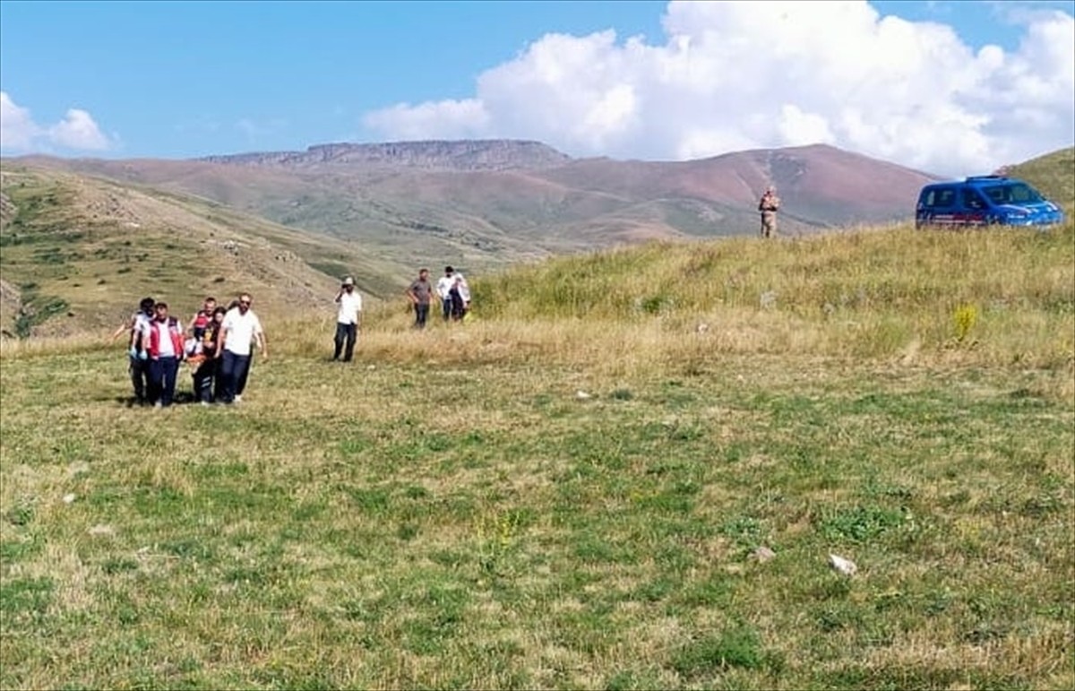 Erzurum'un Narman ilçesinde tarlada çalışırken biçerdöverin altında kalarak yaralanan kişi...