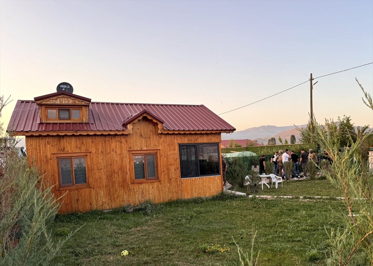 Erzurum'un Pasinler ilçesinde akaryakıt istasyonu sahibini öldüren zanlı ile ona yardım ettiği öne...