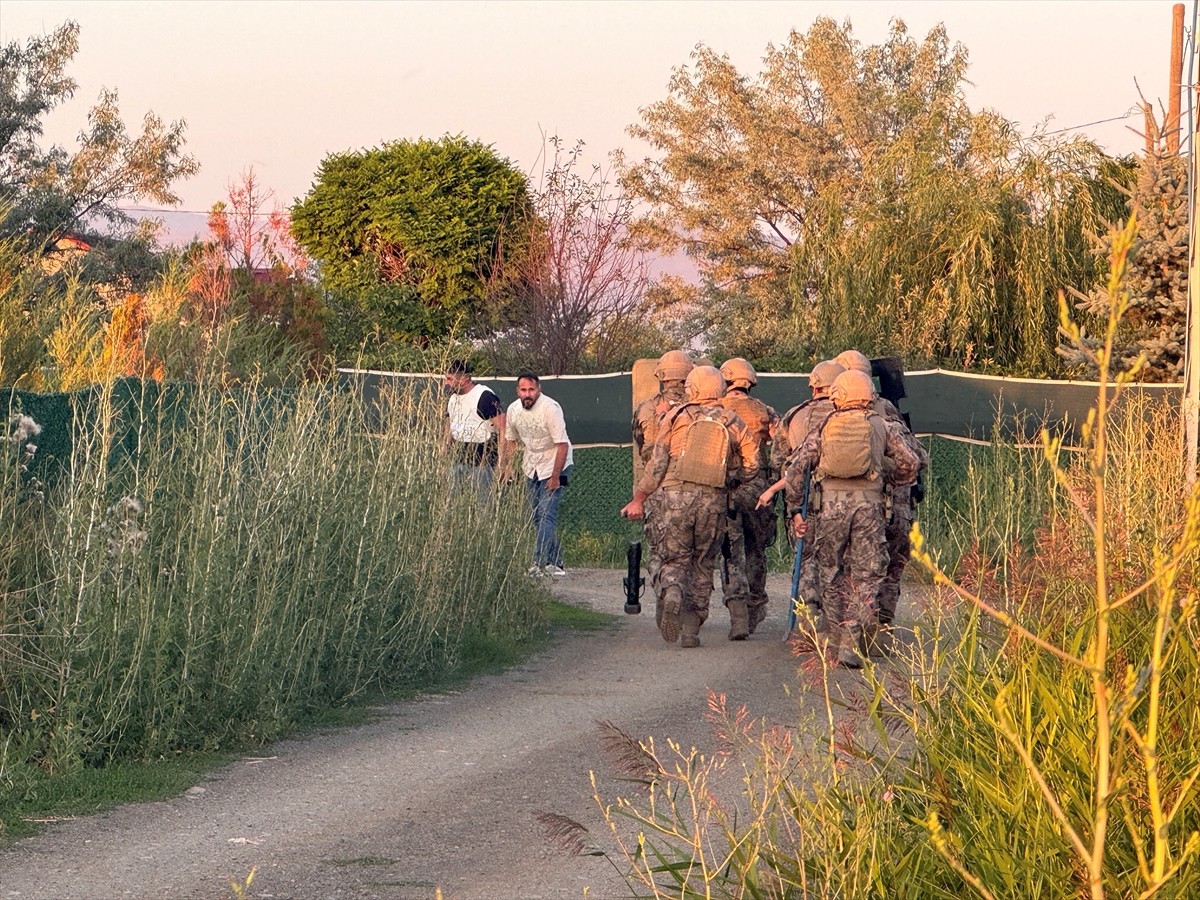 Erzurum'un Pasinler ilçesinde akaryakıt istasyonu sahibini öldüren zanlı ile ona yardım ettiği öne...