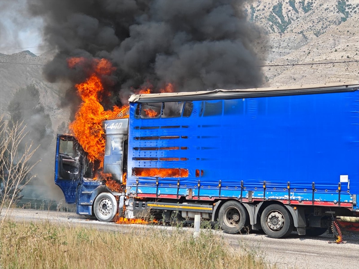 Erzurum'un Uzundere ilçesinde tırda çıkan yangın, itfaiye ekiplerince söndürüldü.