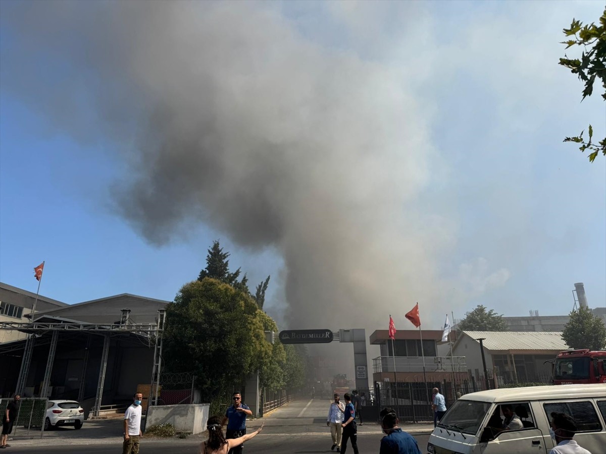 Esenyurt'ta Osmangazi Mahallesi Osmangazi Caddesi'ndeki bir tekstil fabrikasında henüz bilinmeyen...