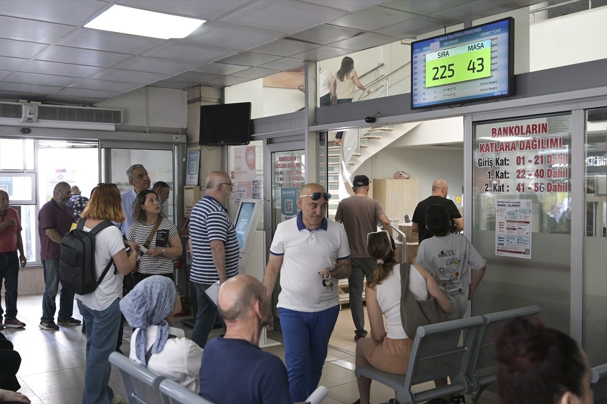 Eski tip sürücü belgelerinin yenilenmesi için tanınan sürenin yarın mesai bitiminde sona erecek...