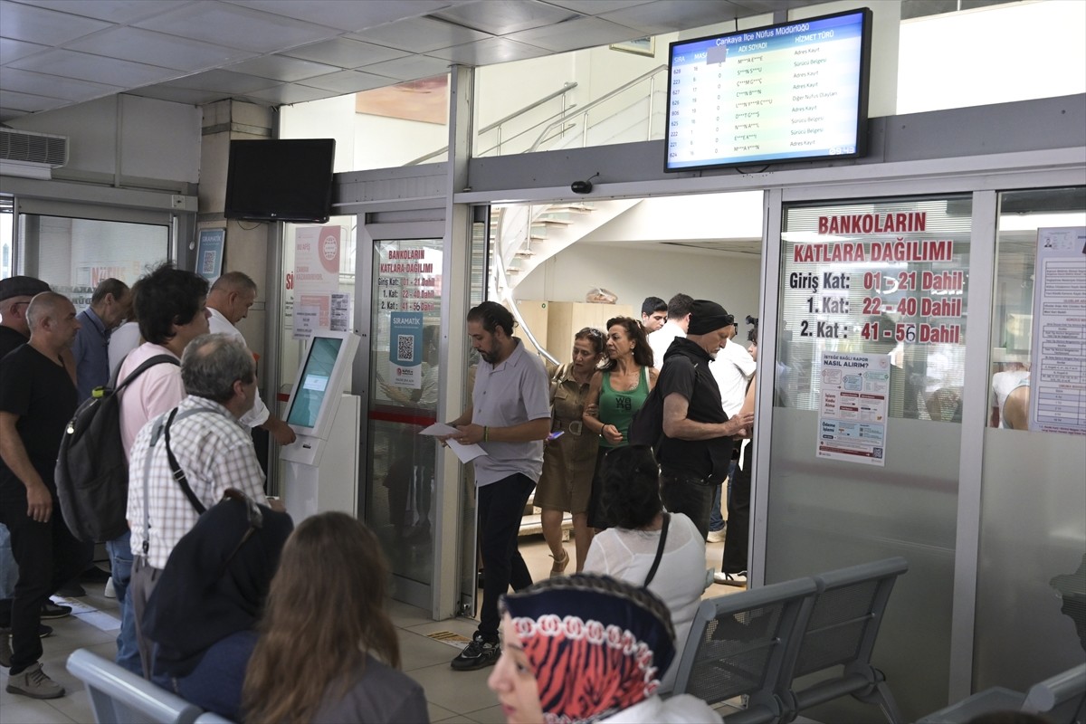 Eski tip sürücü belgelerinin yenilenmesi için verilen indirimli başvuru süresi bugün mesai...