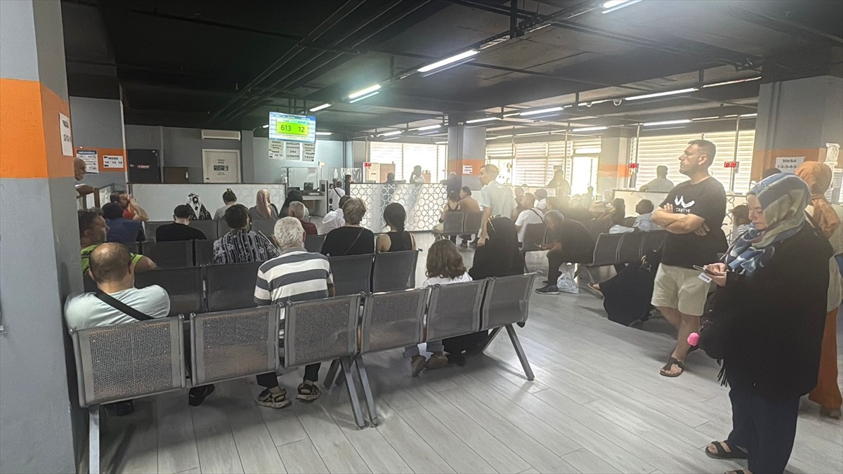 Eski tip sürücü belgelerinin yenilenmesi için verilen indirimli başvuru süresinin son gününde...