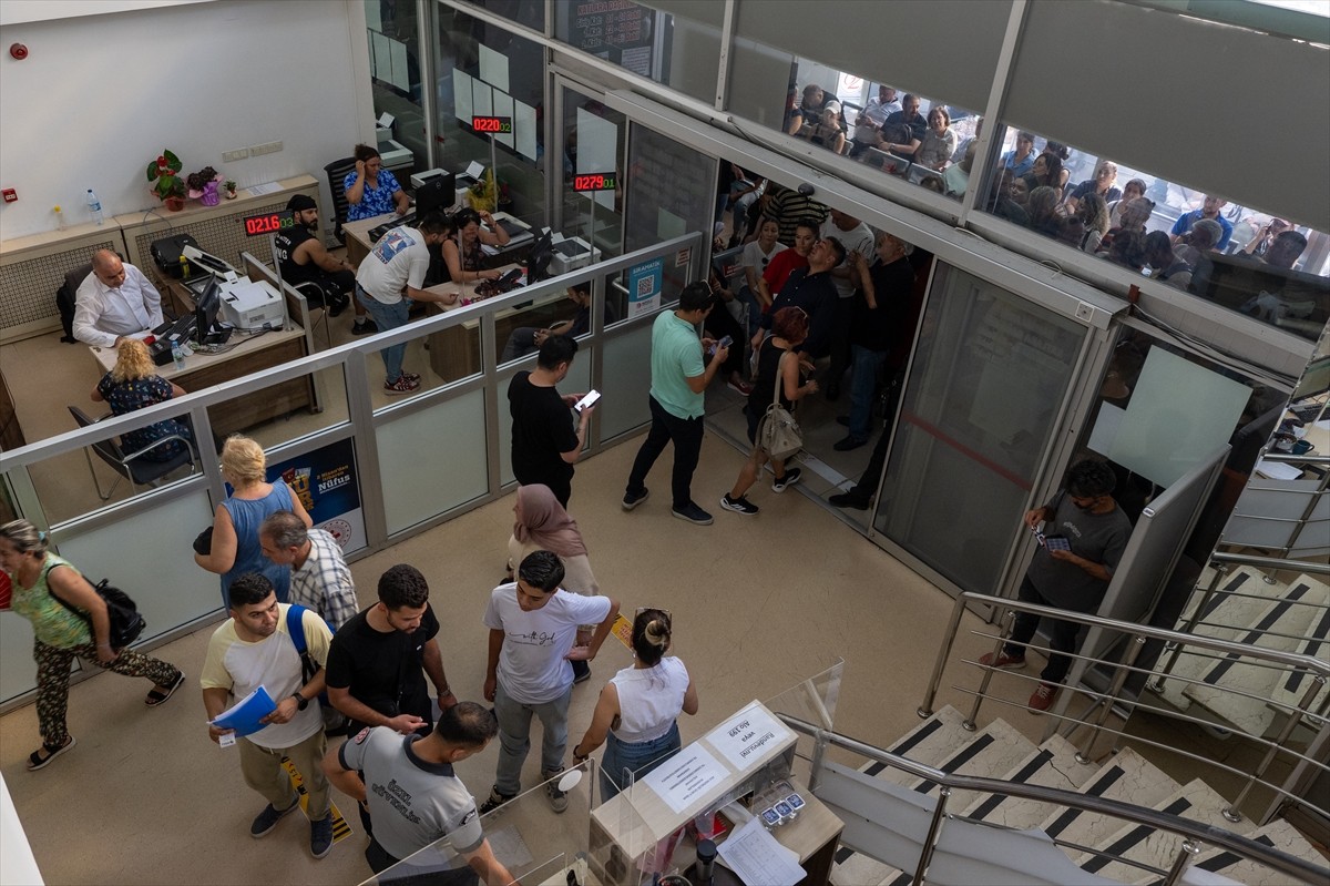 Eski tip sürücü belgelerinin yenilenmesinin "son günü" olması sebebiyle nüfus müdürlüklerinde...