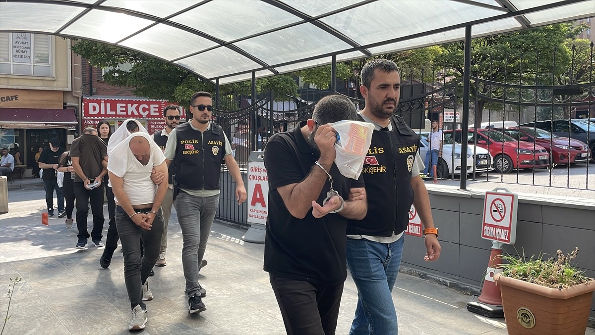 Eskişehir'de, dublör kullanarak çıkardıkları sahte belgelerle başkasına ait arsaları sattıkları...