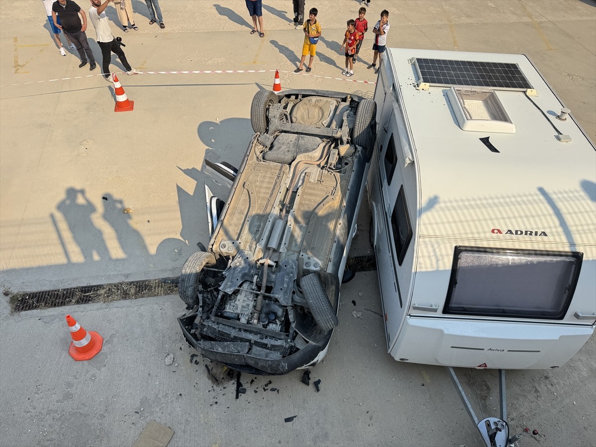 Eskişehir'in Odunpazarı ilçesinde, kontrolden çıkıp site bahçesine düşen otomobildeki anne ile...