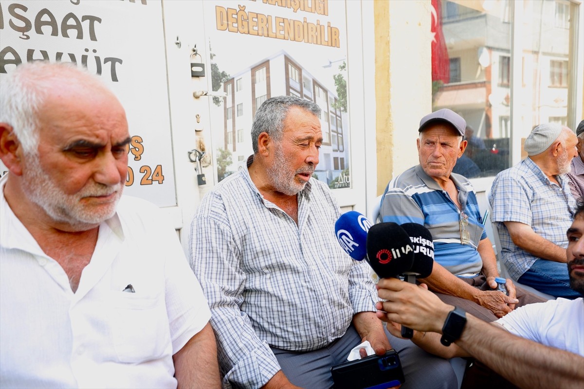 Eskişehir'in Seyitgazi ilçesinde çıkıp Afyonkarahisar'a sıçrayan orman yangınında şehit olan dozer...