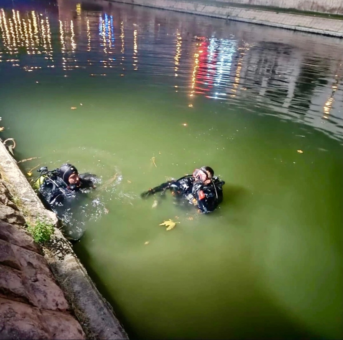 Eskişehir kent merkezinden geçen Porsuk Çayı'na düşen kişinin cesedine ulaşıldı.