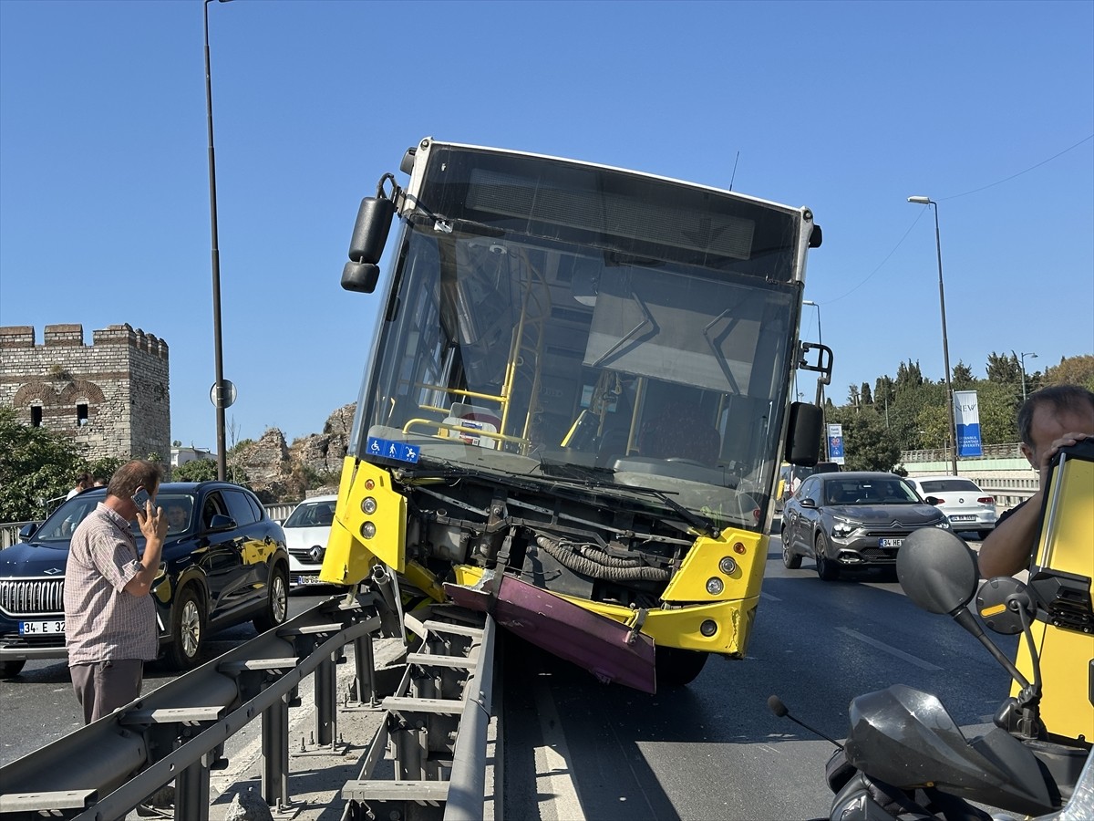 Fatih Topkapı Mahallesi 10'uncu Yıl Caddesi'nde ilerleyen, içinde yolcu bulunmayan İETT otobüsü...