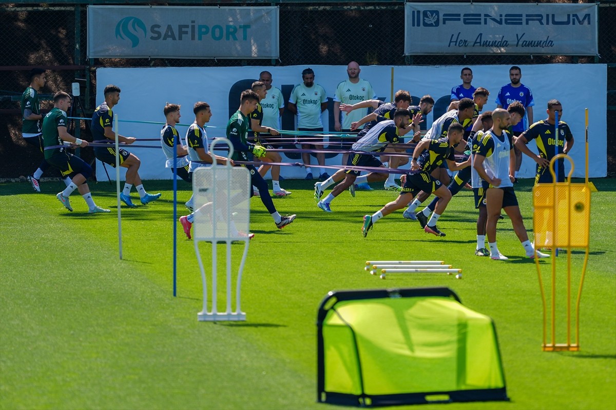 Fenerbahçe Futbol A Takımı, 2025-2026 sezonunun ilk antrenmanını gerçekleştirdi. Futbolcular...