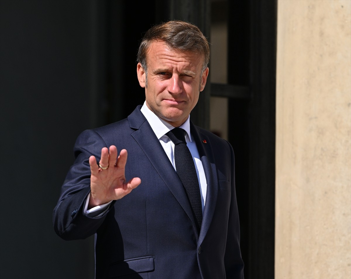 Fransa Cumhurbaşkanı Emmanuel Macron (fotoğrafta), İsviçre Konfederasyonu Başkanı Karin...