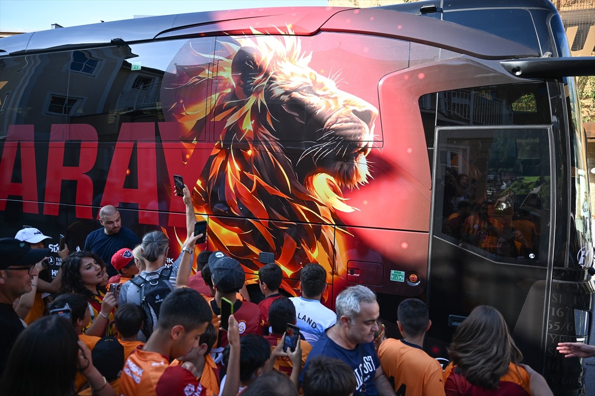 Galatasaray Futbol Takımı, yeni sezon hazırlıkları kapsamında kamp çalışmaları ve özel maçlar için...