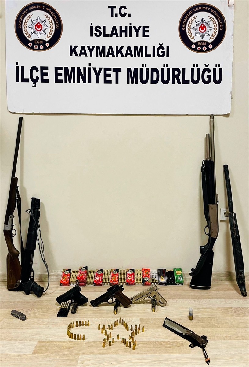 Gaziantep'in İslahiye ilçesinde, sosyal medyadan silah paylaşımı yapan şüpheli gözaltına alındı....