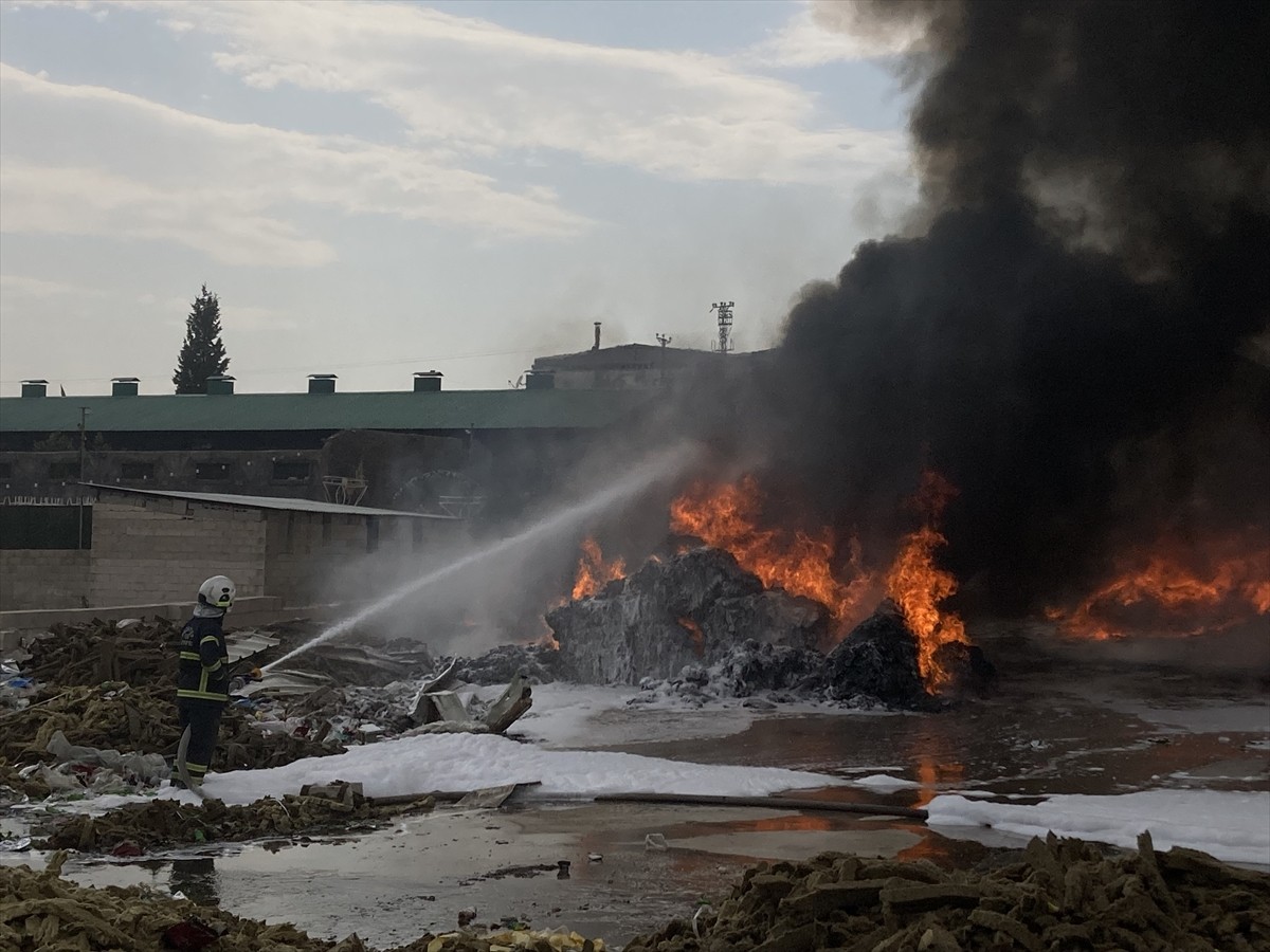 Gaziantep'in merkez Şehitkamil ilçesinde, geri dönüşüm tesisinde çıkan yangına itfaiye ekipleri...